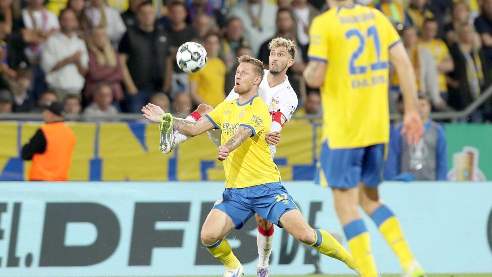Bis Dezember spielte Sebastian Polter (Mitte) noch für Braunschweig. Nach einem halben Jahr in Belgrad ist der 35-Jährige nun überraschend zum SVW gewechselt. Foto: Imago/ Jens Doden