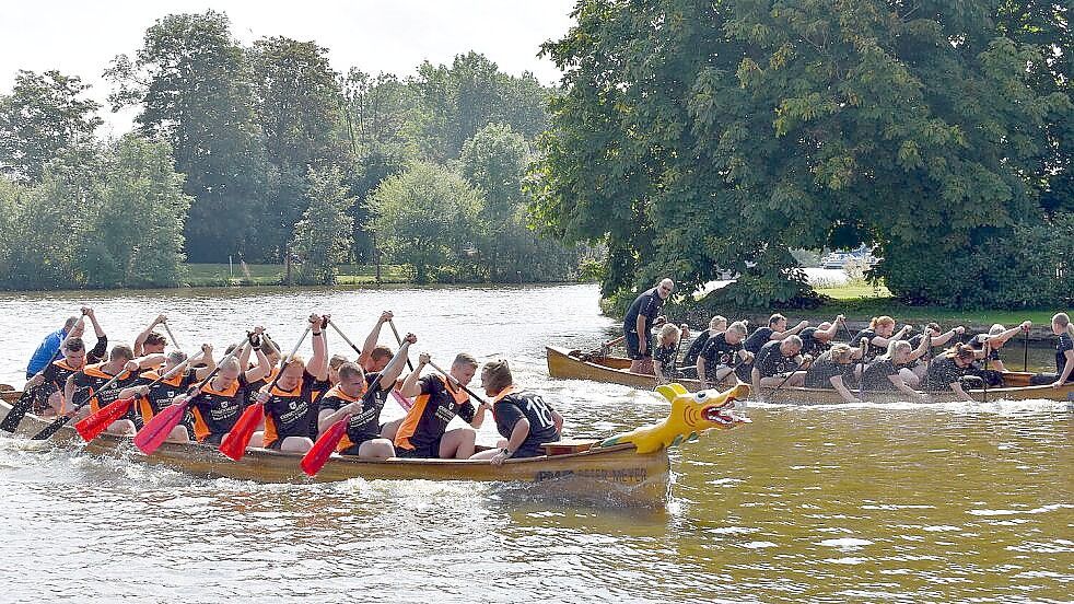 Zum Hafenfest in Weener gehört das Drachenbootrennen am Sonnabend. Foto: Vivien Buntjer/Archiv