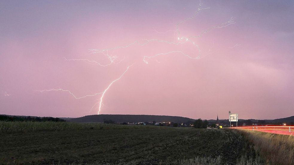 Blitze am Abendhimmel. Symbolfoto: Alexander Wolf/onw-images/dpa