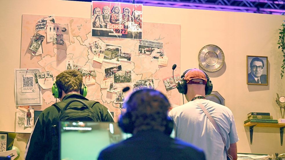 An einem Gamescom-Stand können Messebesucher noch bis Sonntag „Soko 1977“ zur Probe spielen. Foto: Wolf von Dewitz/dpa