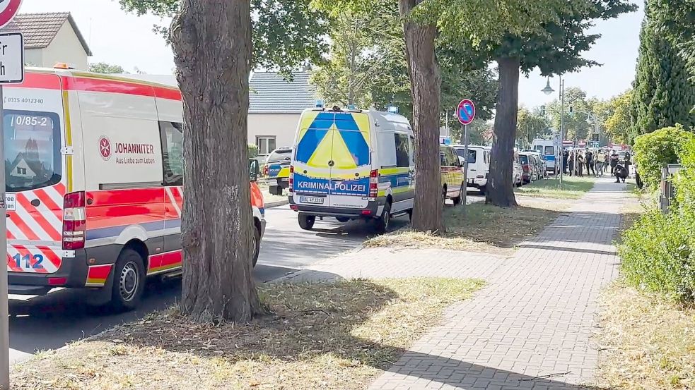 Bei einer Gewalttat an einem Schulcampus in Gosen-Neu Zittau in Brandenburg sind zwei Menschen ums Leben gekommen. Foto: Moritz Deckwerth