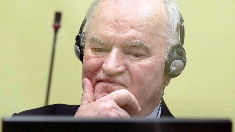 Während seines Strafverfahrens in Den Haag zeigte der Ex-General keine Reue, pöbelte und randalierte sogar im Gerichtssaal. (Archivbild) Foto: Peter Dejong/AP Pool/dpa