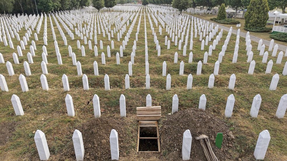 Die Toten von Srebrenica künden von den Verbrechen von Mladic. (Archivbild) Foto: Armin Durgut/AP/dpa