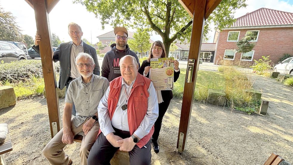 Für die Mitarbeit im Senioren- und Behindertenbeirat Jümme werben die Vorstandsmitglieder Duke Berends (vorne von links) und Wilfried Heikens sowie (hinten von links) Ralf Möhlmann (allgemeiner Vertreter des Bürgermeisters), Gemeinwesenpfleger Micha Brockmann und die Präventionsfachkraft Stephanie Siegert. Foto: Karin Lüppen