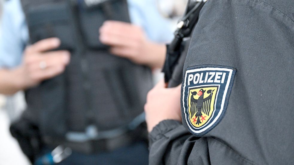 Ein Bundespolizist aus dem Landkreis Leer kandidiert für die AfD. Das ruft beim Dienstherrn Zweifel an der Verfassungstreue auf. DPA-Symbolbild: Sven Hoppe