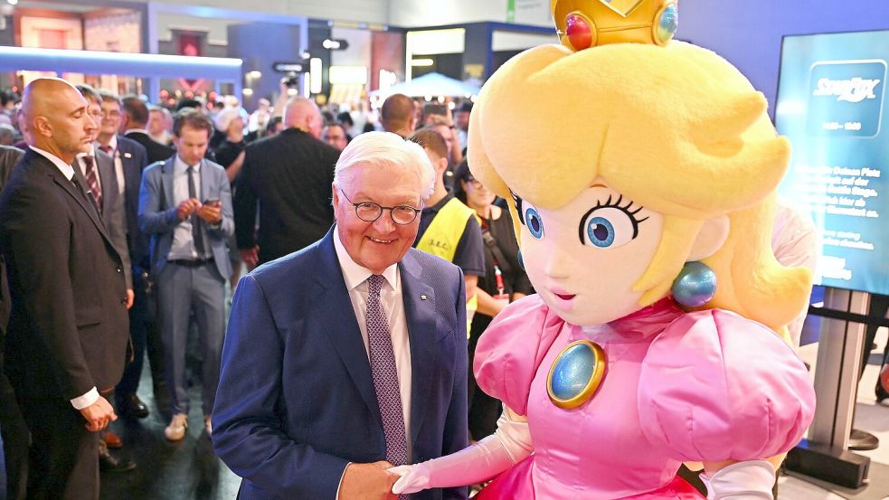 Bei seinem Messerundgang traf Steinmeier eine Figur aus dem Super-Mario-Kosmos: Prinzessin Peach. Foto: Wolf von Dewitz