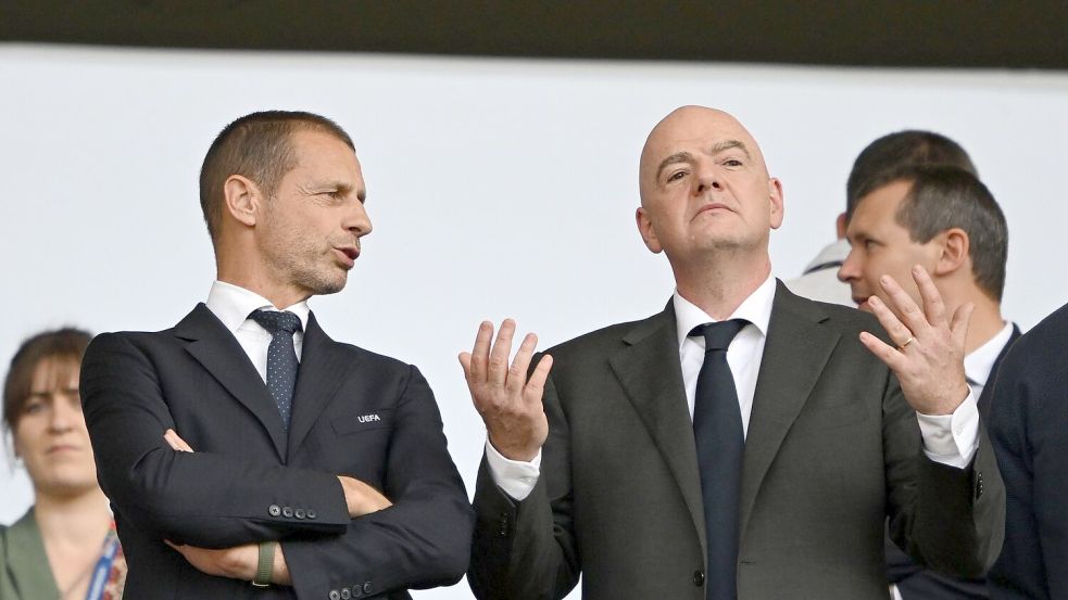 Der Machtkampf der UEFA gegen FIFA-Boss Infantino (r) geht auf juristischem Weg weiter. (Archivbild) Foto: Robert Michael