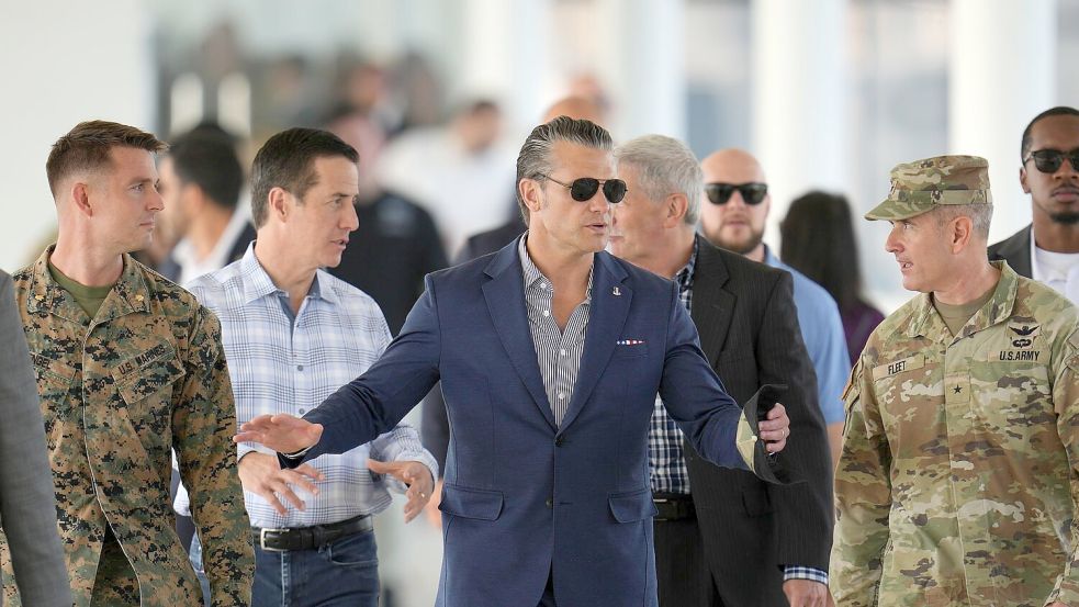 Kündigte im Juni die Überprüfung der US-Truppenpräsenz in Europa an: Verteidigungsminister Pete Hegseth (M.). (Archivbild) Foto: Matias Delacroix