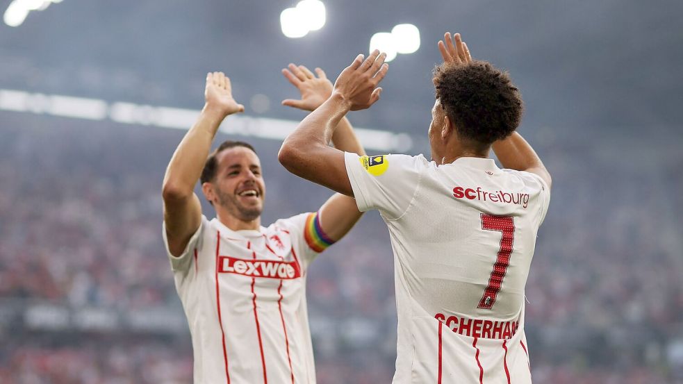 Kapitän Christian Günter (l.) gratuliert Matchwinner Derry Scherhant. Foto: Philipp von Ditfurth
