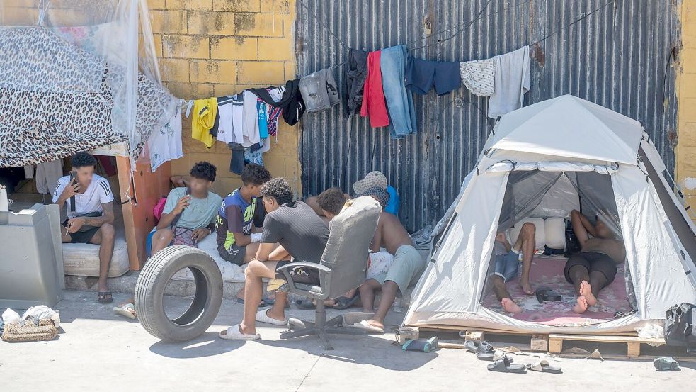 Die Lage in Spaniens Nordafrika-Exklave Ceuta ist zunehmend angespannt. Einheimische fordern die gewaltsame Rückführung von Migranten nach Marokko. (Archivbild) Foto: Marcos Moreno/EUROPA PRESS/dpa