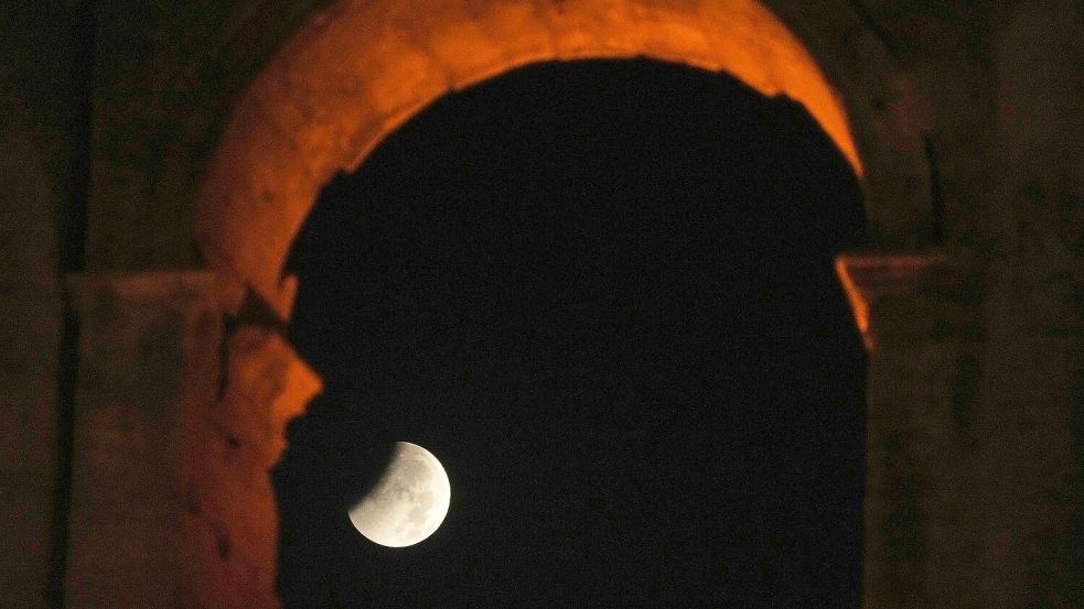 In Rom ging der Mond während der partiellen Finsternis hinter dem Kolosseum unter. Foto: Gregorio Borgia