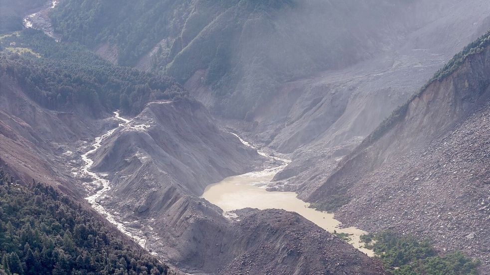 Vor dem neu angestauten See hatten die Behörden bereits am Donnerstag gewarnt. Foto: Li Jian/XinHua/dpa