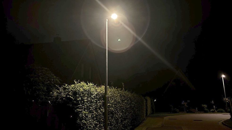 In vielen Wohnsiedlungen Aurichs ist die Straßenbeleuchtung nur bis 23.30 Uhr angeschaltet. Danach wird es dunkel auf der Straße. Foto: Mieke Matthes