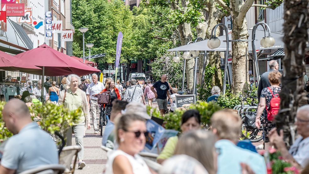 An verkaufsoffenen Sonntagen ist oft viel los in Leer. Foto: Klaus Ortgies/Archiv