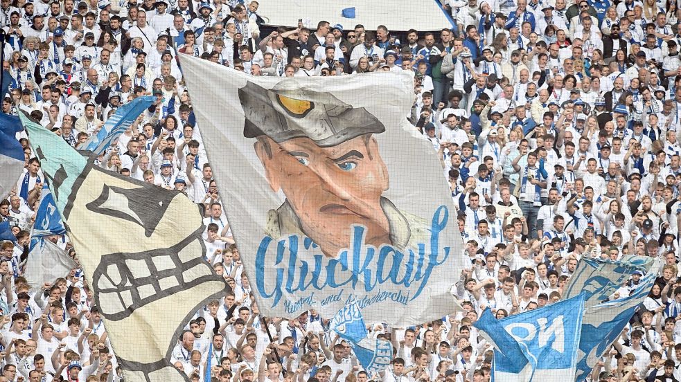Die Schalker Fans fiebern dem Bundesligastart entgegen. (Archivbild) Foto: Bernd Thissen