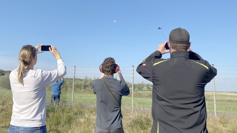 Plane Spotter am Zaun des Militärflughafens Upjever in Schortens. Während einer Übung dürfen Eurofighter vom benachbarten Stützpunkt Wittmundhafen dort starten und landen. Foto: Imke Oltmanns
