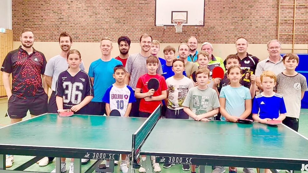 Timo Boll (Mitte) erwies sich beim Überraschungsbesuch beim TTC Norden als nahbarer Ausnahmesportler. Fotos: Verein