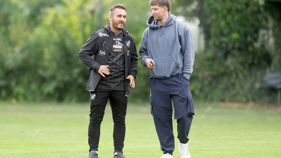 Firrel-Coach Claudio Casto und Wallinghausen-Trainer Max Beccard verstehen sich super. Am Sonntag treffen sie mit ihren Mannschaften als Gegner aufeinander. Foto: Jens Doden, Emden
