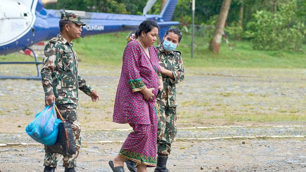 Eine schwangere Frau sollte mit dem Hubschrauber nach Kathmandu geflogen werden. Foto: Niranjan Shrestha