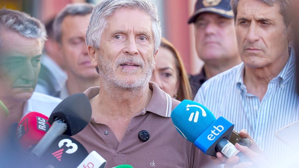 Spaniens Innenminister Fernando Grande-Marlaska (Mitte) hat Frontex um Hilfe bei der Registrierung Tausender Migranten in Spaniens Nordafrika-Exklave Ceuta gebeten. (Archivbild) Foto: Francisco J. Olmo/EUROPA PRESS/d