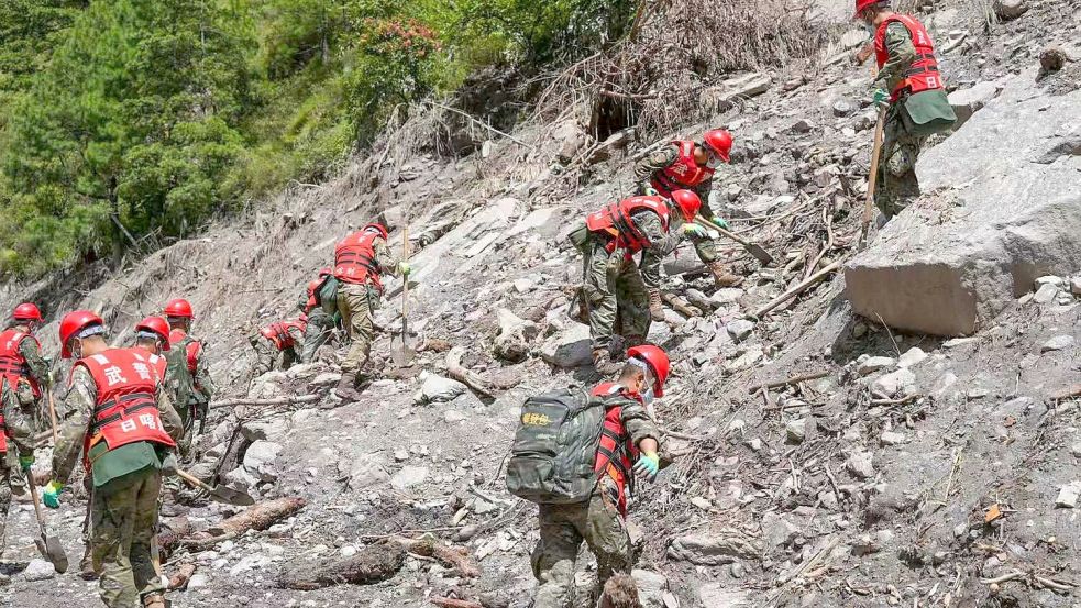 Rettungskräfte suchten fieberhaft nach Toten und Vermissten. Foto: Liu Shuang