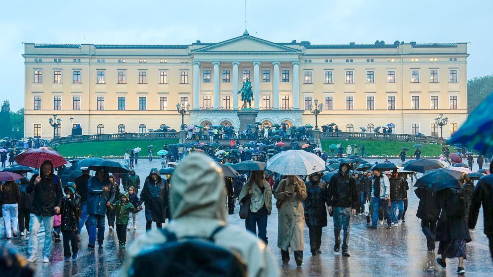 Trotz starken Regens strömten Tausende Norweger den Abend über zum Schloss. Foto: Terje Pedersen/NTB/dpa
