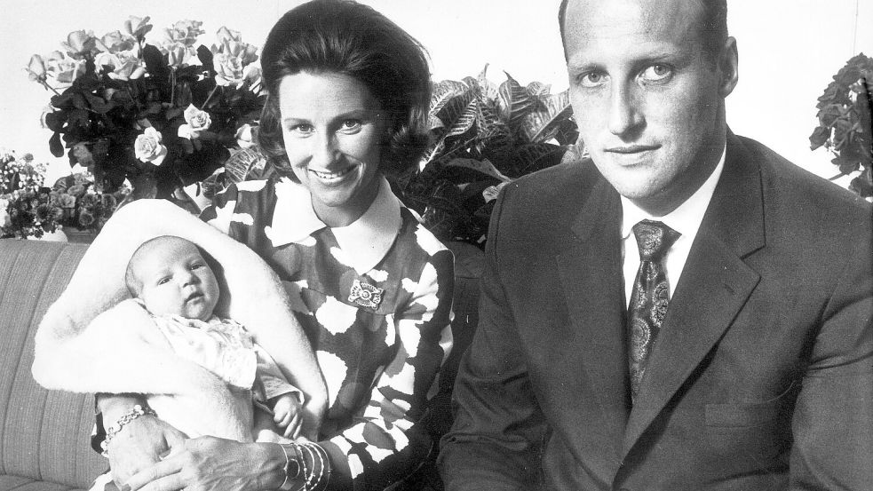 1973 kam der Sohn des Paars zur Welt, der jetzige König Haakon VIII. (Archivbild) Foto: Uncredited/AP/dpa