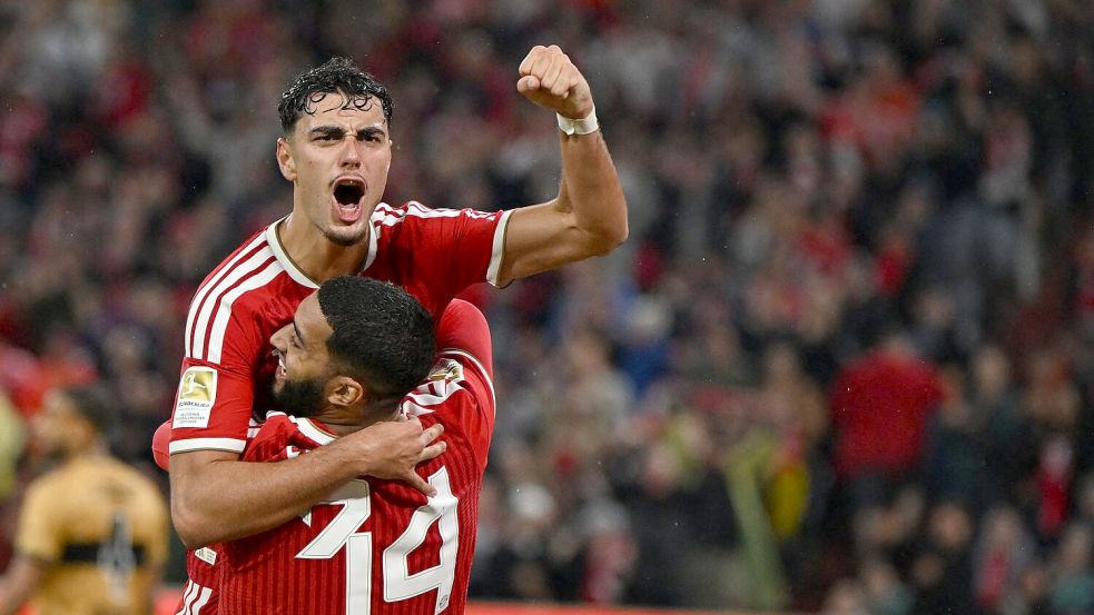 Gleich wieder obenauf - die Bayern, hier mit 4:1-Schütze Aleksandar Pavlovic und Vorbereiter Ismael Saibari (Nr. 34). Foto: Sven Hoppe/dpa