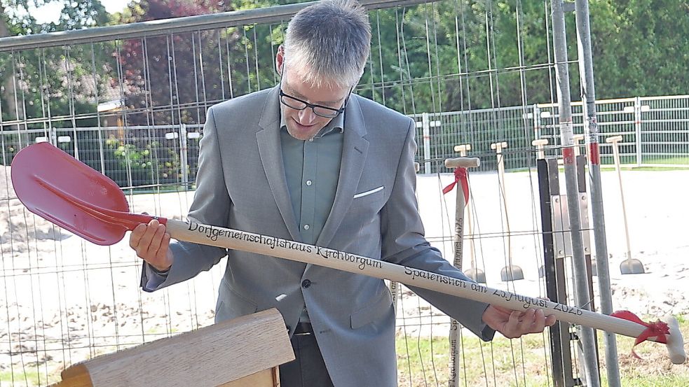 Fünf besondere Spaten wurden für diesen Moment vorbereitet. Bürgermeister Heiko Abbas schaute ganz genau hin. Foto: Bodo Wolters