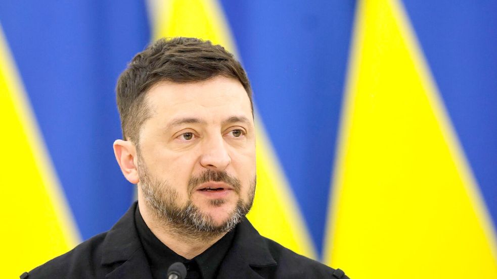 „Es gibt erhebliche Schäden an der umliegenden Infrastruktur: Wohnhäuser sowie ein Senioren- und Behindertenheim wurden beschädigt“, schrieb Präsident Wolodymyr Selenskyj bei Telegram. (Archivbild) Foto: Mindaugas Kulbis/AP/dpa
