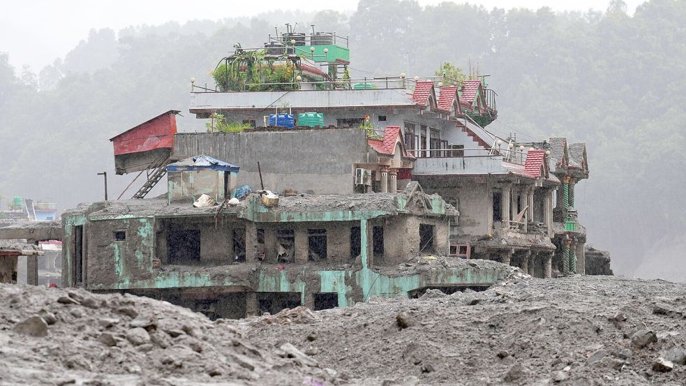 Die Schlammmassen sind teils meterhoch. Foto: Rajesh Kumar Singh