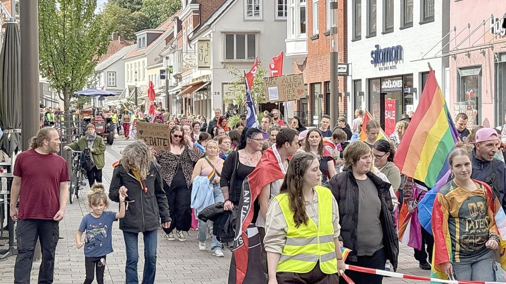 Die Auricher Pride-Parade der queeren Gemeinschaft hat sich in Bewegung gesetzt. Foto: Karin Böhmer