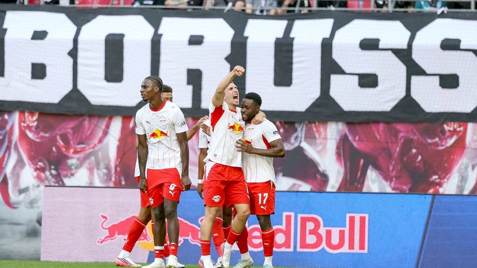 Ridle Baku (r-l, RB Leipzig) jubelt über seinen 1:0-Führungstreffer mit Brajan Gruda und Ezechiel Banzuzi. Foto: Jan Woitas