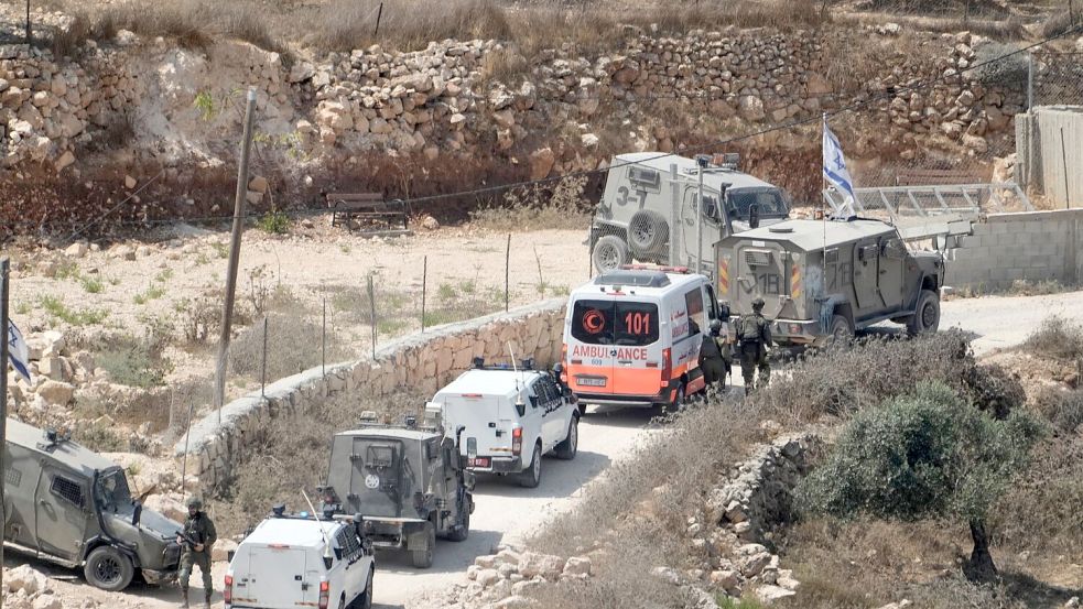 Israelische Soldaten und Krankenwagen am Ort eines neuen Angriffs israelischer Siedler in einem palästinensischen Dorf. Foto: Majdi Mohammed