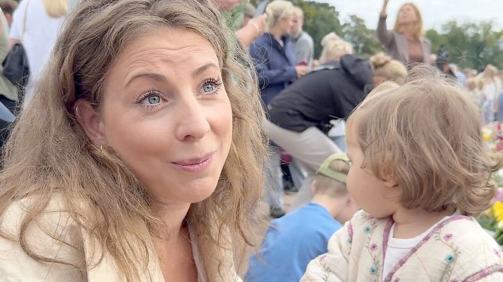 Ingeborg Skomedal Torvanger wollte mit ihrer Tochter Lara in diesen historischen Tagen gemeinsam mit anderen Norwegern trauern. Foto: Julia Wäschenbach