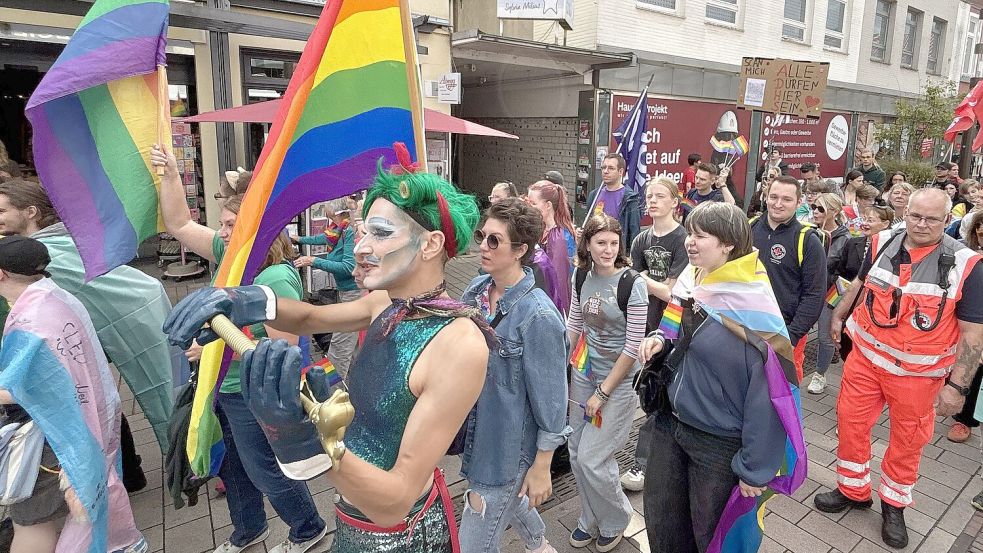 Ein bunter Umzug warb für Vielfalt und Toleranz und das Recht auf Selbstbestimmung in Liebesdingen. Foto: Karin Böhmer
