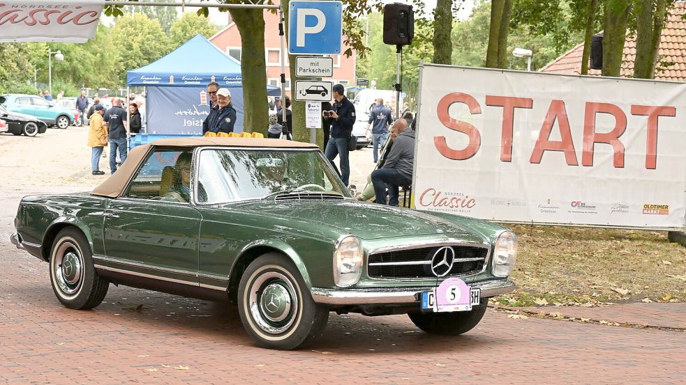 Von Greetsiel aus ging es auf eine rund 200 Kilometer lange Rallye durch Ostfriesland. Foto: Heinz Wagenaar