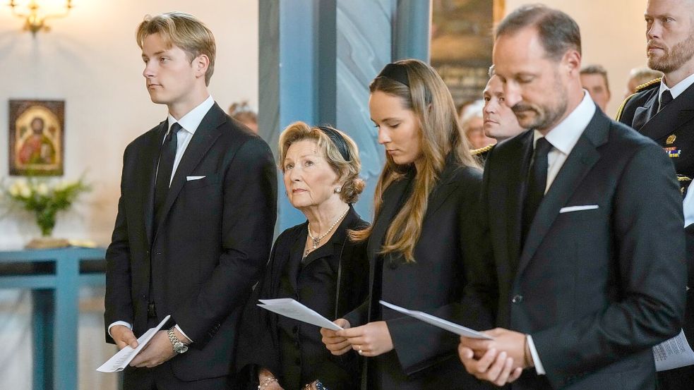 Den Gedenkgottesdienst besuchte König Haakon VIII. (rechts) mit Kronprinzessin Ingrid Alexandra (2. v.r.), Königin Sonja (2.v.l.) und Prinz Sverre Magnus (links). Foto: Cornelius Poppe/NTB/dpa