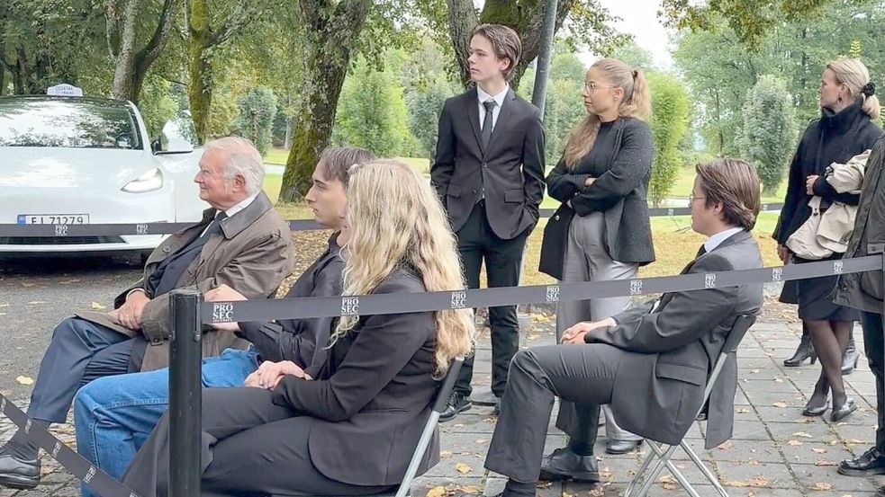 Draußen hatten Norwegerinnen und Norweger seit acht Uhr morgens darauf gewartet, am Gottesdienst teilnehmen zu dürfen - unter ihnen Vincent Jebsen (links). Für 400 Menschen war in der Kirche Platz. Foto: Julia Wäschenbach/dpa
