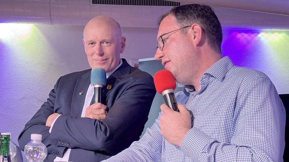 Ein Abend mit wenig Krawall: Herausforderer Kay Bents (rechts) spricht, Amtsinhaber Erwin Adams hört zu. Beide blieben bei der Podiumsdiskussion in Großefehn weitgehend sachlich und fair. Foto: Nicole Böning