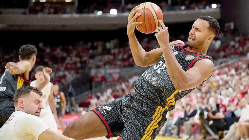 Die deutschen Basketballer um Johannes Thiemann (r) hatten in der WM-Qualifikation in Polen große Schwierigkeiten. Foto: Adam Warzawa