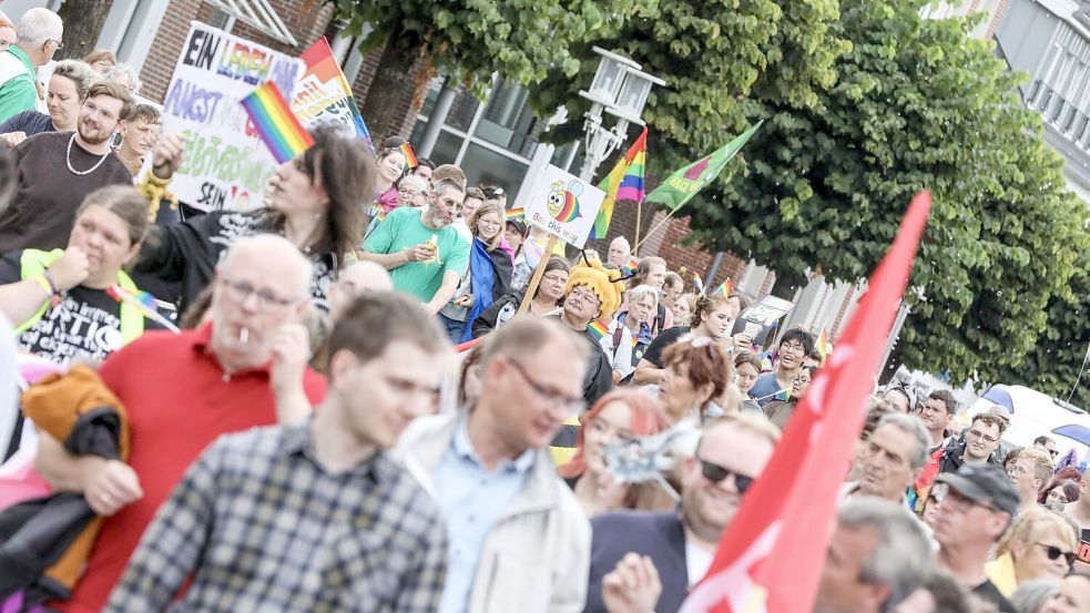 Die rund 600 Teilnehmer des CSD kamen aus der queeren Gemeinschaft und aus Gruppen, die für die demokratische und die individuelle Freiheit demonstrieren wollen. Unter anderem die „Omas gegen Rechts“ waren stark vertreten. Foto: Claus Hock