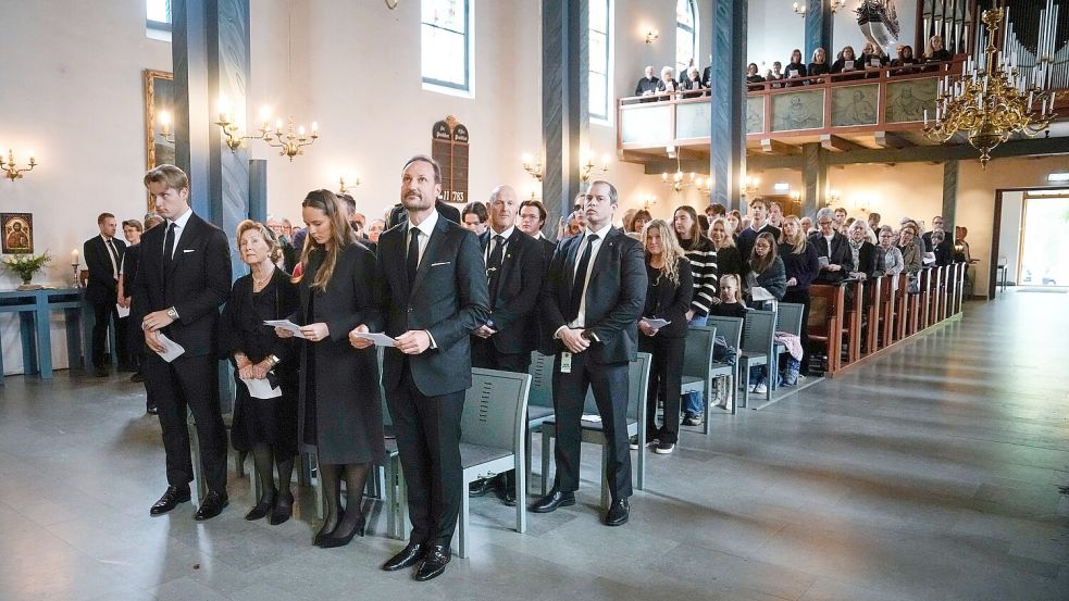 König Haakon (vorne r-l), Prinzessin Ingrid Alexandra, Königin Sonja und Prinz Sverre Magnus während der Trauerfeier für König Harald in der Kirche von Asker. Foto: dpa/Cornelius Poppe
