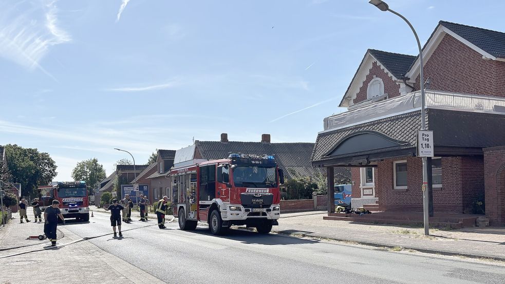 Die Feuerwehr war bei dem Brand mit 40 Einsatzkräften vor Ort. Die Friesenstraße war für den Einsatz gesperrt. Foto: Mieke Matthes