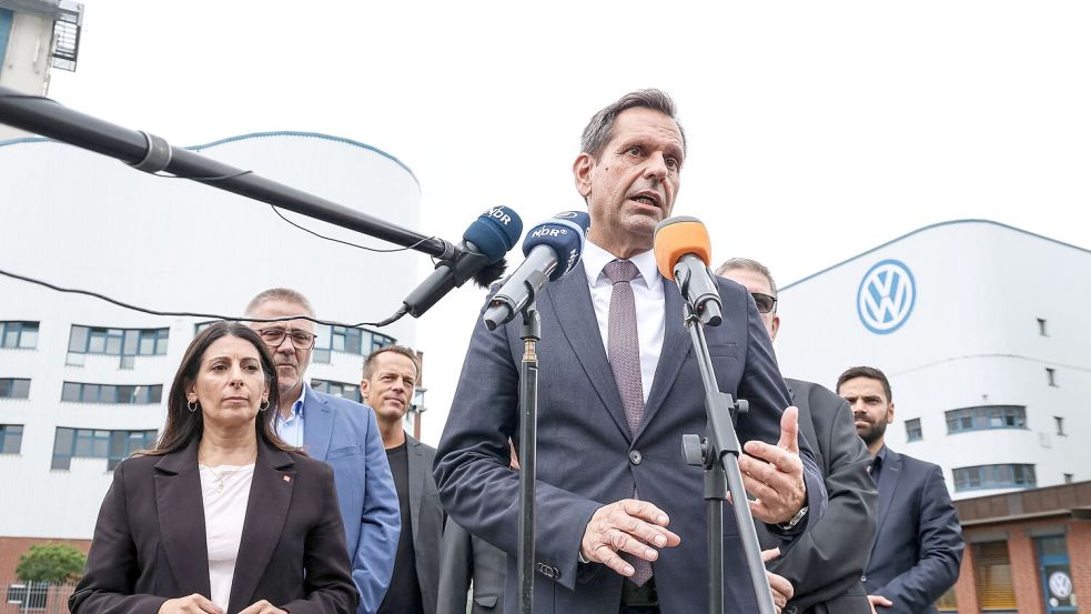 Nach einem Besuch des VW-Werks in Osnabrück gab Olaf Lies (SPD, am Mikrofon), Ministerpräsident von Niedersachsen, ein Statement ab. Foto: David Ebener/dpa