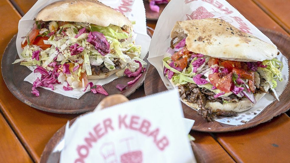 Der Döner ist bei den Deutschen sehr beliebt – entsprechend viele Imbissbuden gibt es in den Großstädten. Foto: dpa/Jens Kalaene