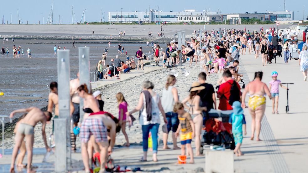 Unter anderem am Strand in Norddeich tummeln sich im Sommer unzählige Touristen. Foto: Hauke-Christian Dittrich/DPA