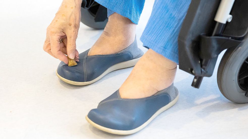 Eine Patientin berührt in einer Akutgeriatrie-Station ihren Schuh. Symbolfoto: DPA