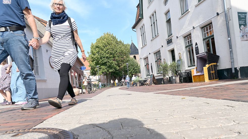 Die ersten Urlauber und Anwohner können bereits über die „neue“ Mühlenstraße laufen. Die nächsten Bauabschnitte werden ab Herbst folgen. Fotos: Heinz Wagenaar