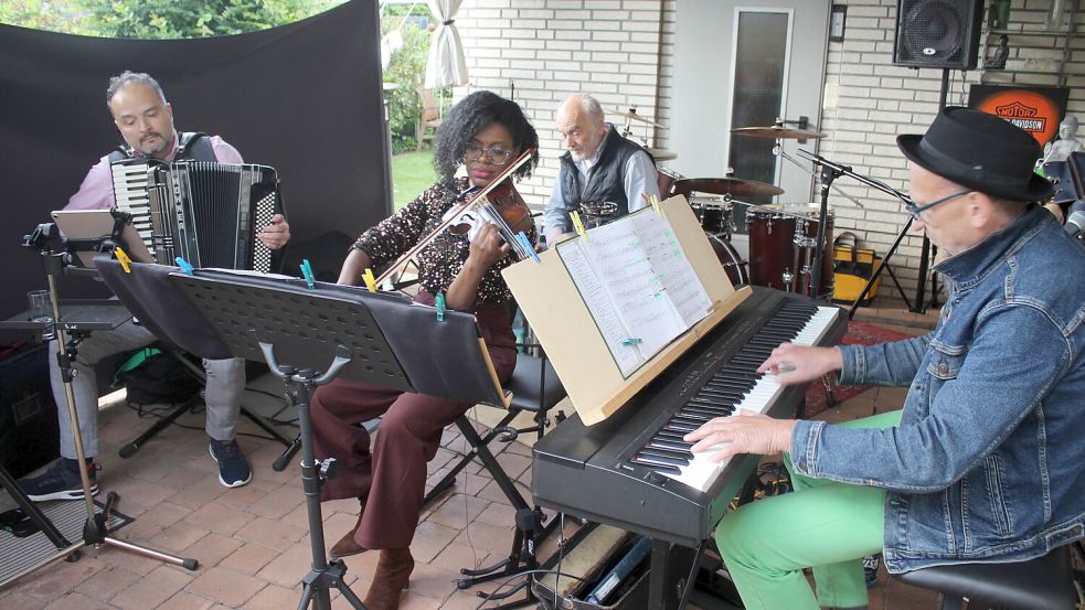 Das Foto zeigt A Mano bei einem Privatkonzert in Friesoythe (von links): Christian Kirschstein, Peter Waldmann, Livia Rosa und Zebu Hildebrandt. Foto: privat